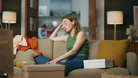 Señora-Nerviosa-Sentada-En-Un-Sofá-Esperando-El-Paquete-En-Casa.-Mujer-Estresada-Tocando-Los-Dedos