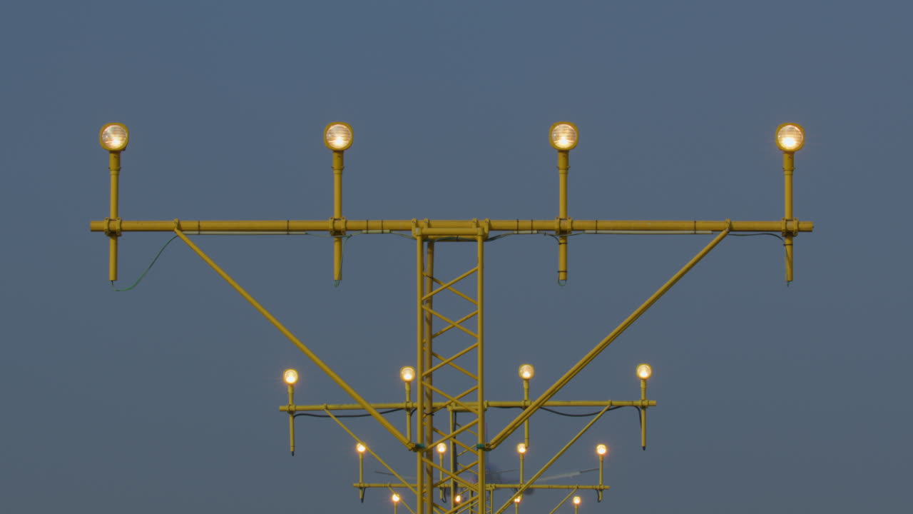 aterrizaje nocturno del avión con luces de aproximación