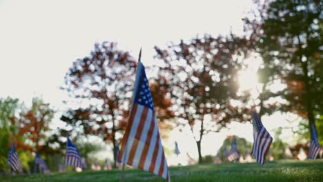 Broll-De-Banderas-Monumentos-Y-Tumbas-En-El-Cementerio-Conmemorativo-De-Veteranos-De-Rhode-Island-Exeter-Ri