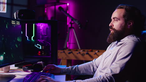 hombre usando el teclado de juego para volar una nave espacial en un videojuego de sf