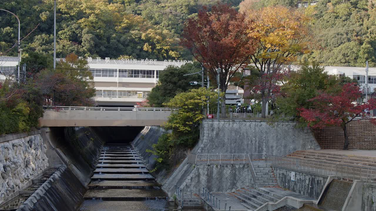Kobe, Japonya'da Ikutagawa Nehri kanalından Shinkobe tren istasyonuna doğru yukarıdan görünüm
