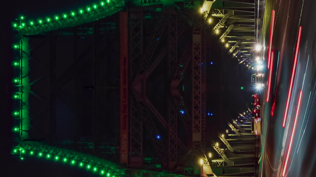 tráfico nocturno en el puente story, queensland, australia