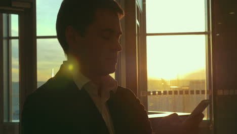 Young-man-with-smart-phone-at-the-airport