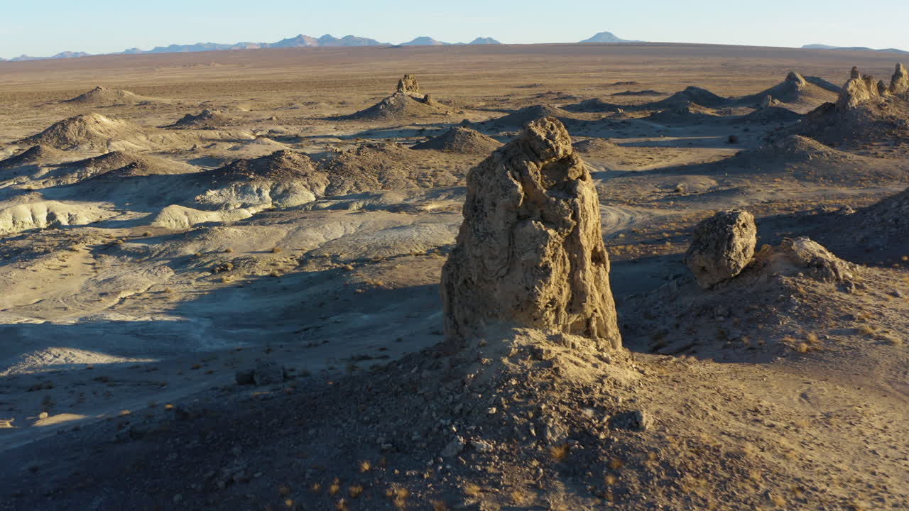 트로나 피너클이 보이는 일출 캘리포니아 사막의 공중 촬영