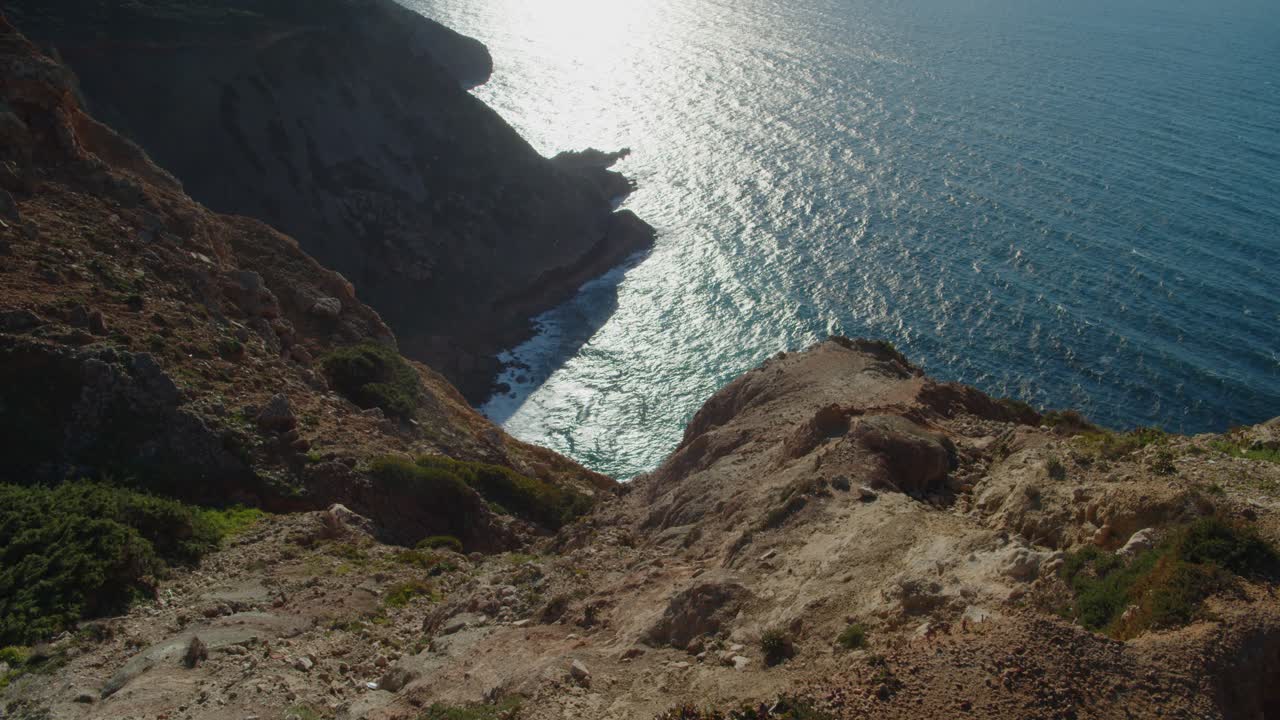 vista desde el acantilado rocoso de las olas del océano que lavan la costa oeste del océano