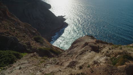 Blick-Von-Der-Felsigen-Klippe-Auf-Die-Meereswellen,-Die-Die-Westküste-Des-Ozeans-Umspülen