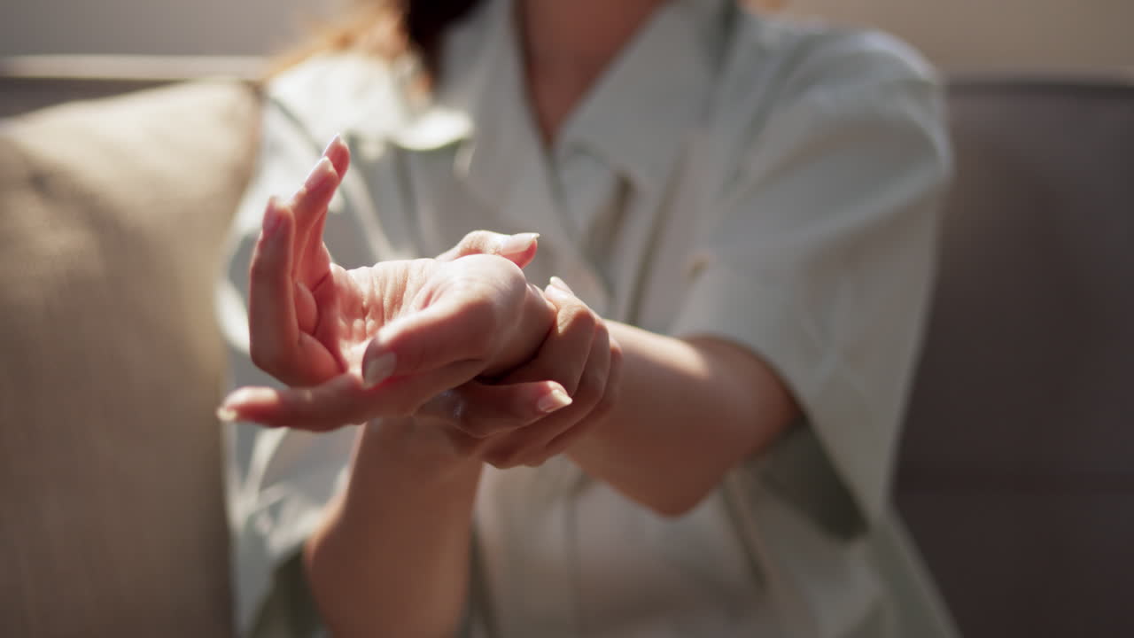 un primer plano de la mano de una mujer asiática que muestra la forma correcta de masaje reflexológico