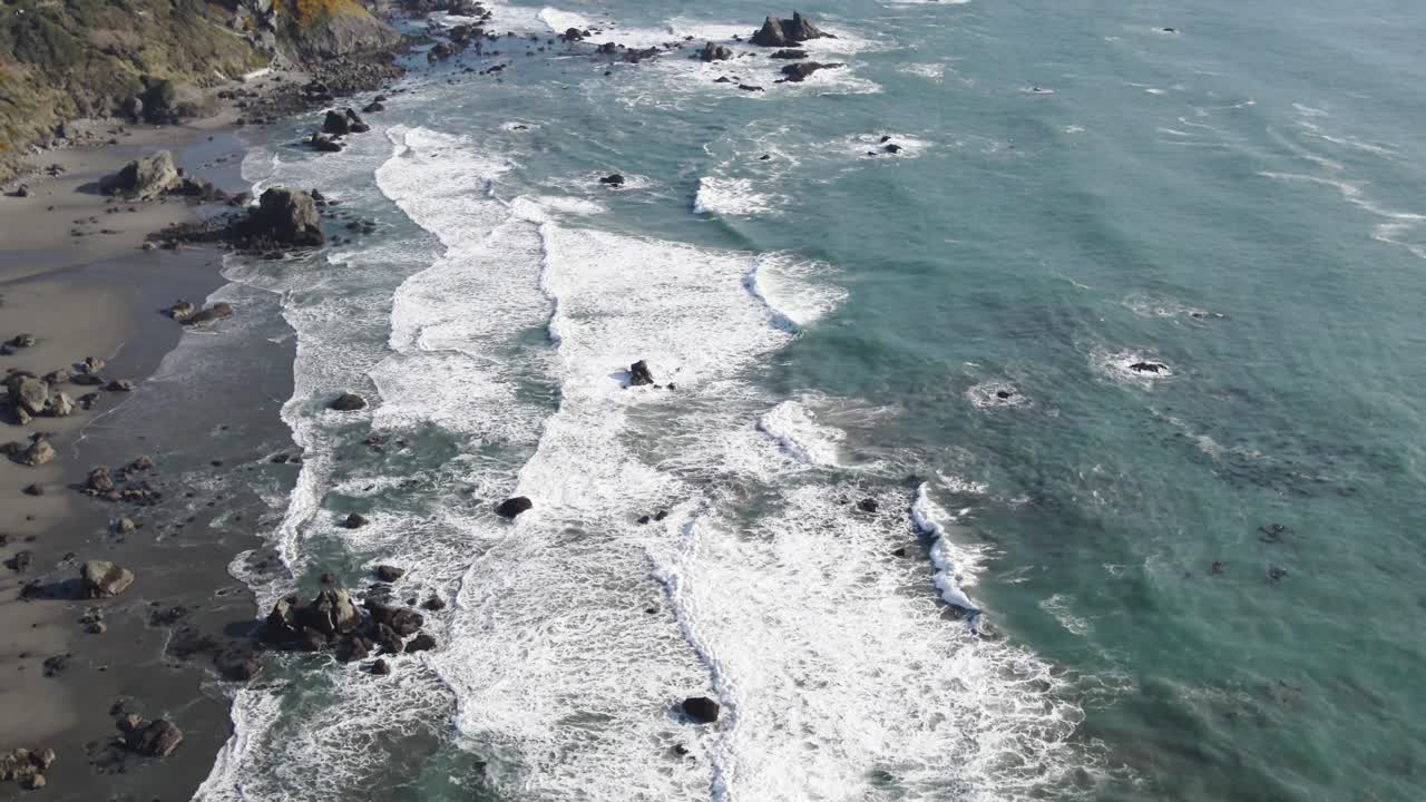 imágenes de drones de 4k de olas chocando contra rocas y playas de arena en la costa de brookings, oregón.
