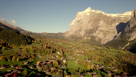 imágenes aéreas de drones empujando sobre el pueblo de grindelwald hacia el monte wetterhorn en los alpes suizos