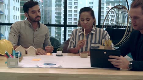 grupo de empresarios creativos teniendo una conversación en el escritorio de la oficina en el lugar de trabajo.