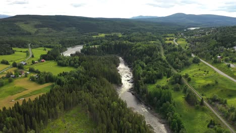 La-Cascada-Ristafallet-En-La-Parte-Occidental-De-Jamtland-Está-Catalogada-Como-Una-De-Las-Cascadas-Más-Hermosas-De-Suecia.