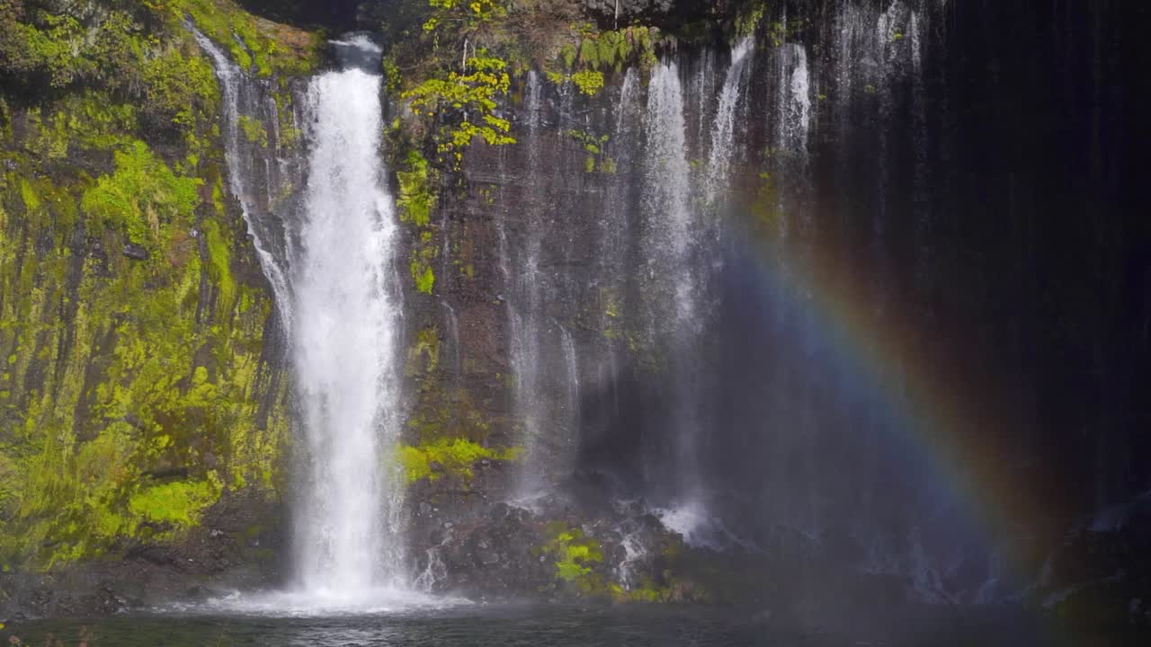 hermosa vista en cámara lenta de la cascada con arco iris