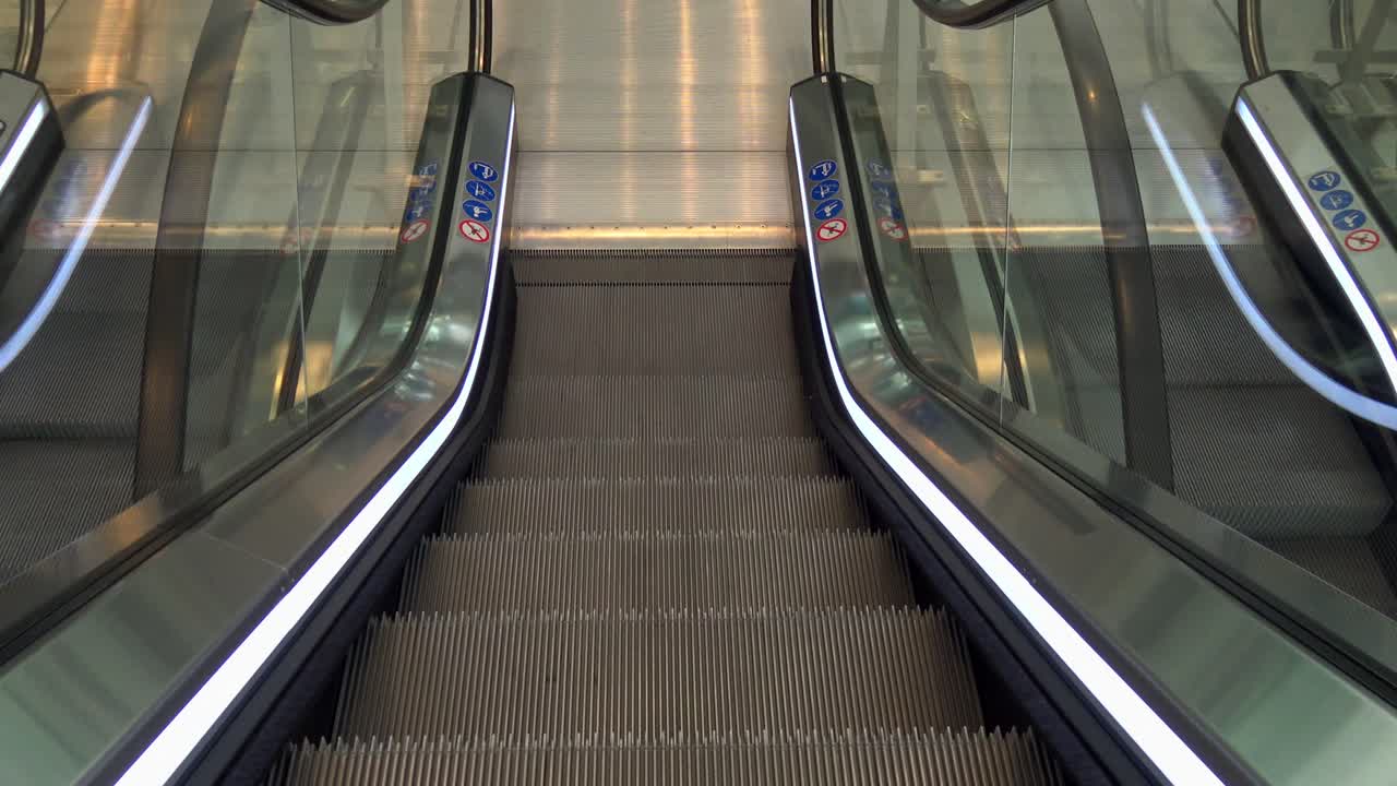 내려가는 에스컬레이터가 바닥에 도착