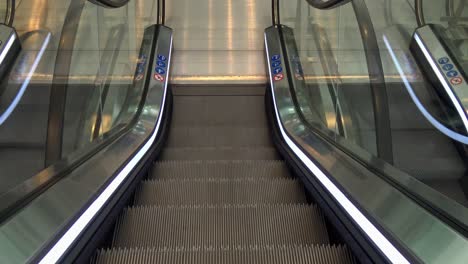 an escalator going down and arriving at the bottom