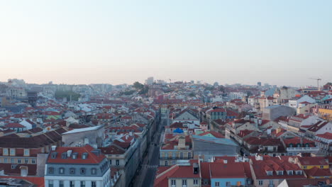 Carro-Aéreo-En-Vista-De-Los-Tejados-De-Casas-Coloridas-En-El-Centro-Histórico-De-La-Ciudad-Vieja-De-Lisboa-En-Portugal