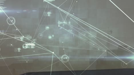 animación de la red de conexiones y procesamiento de datos frente a una vista aérea del paisaje urbano