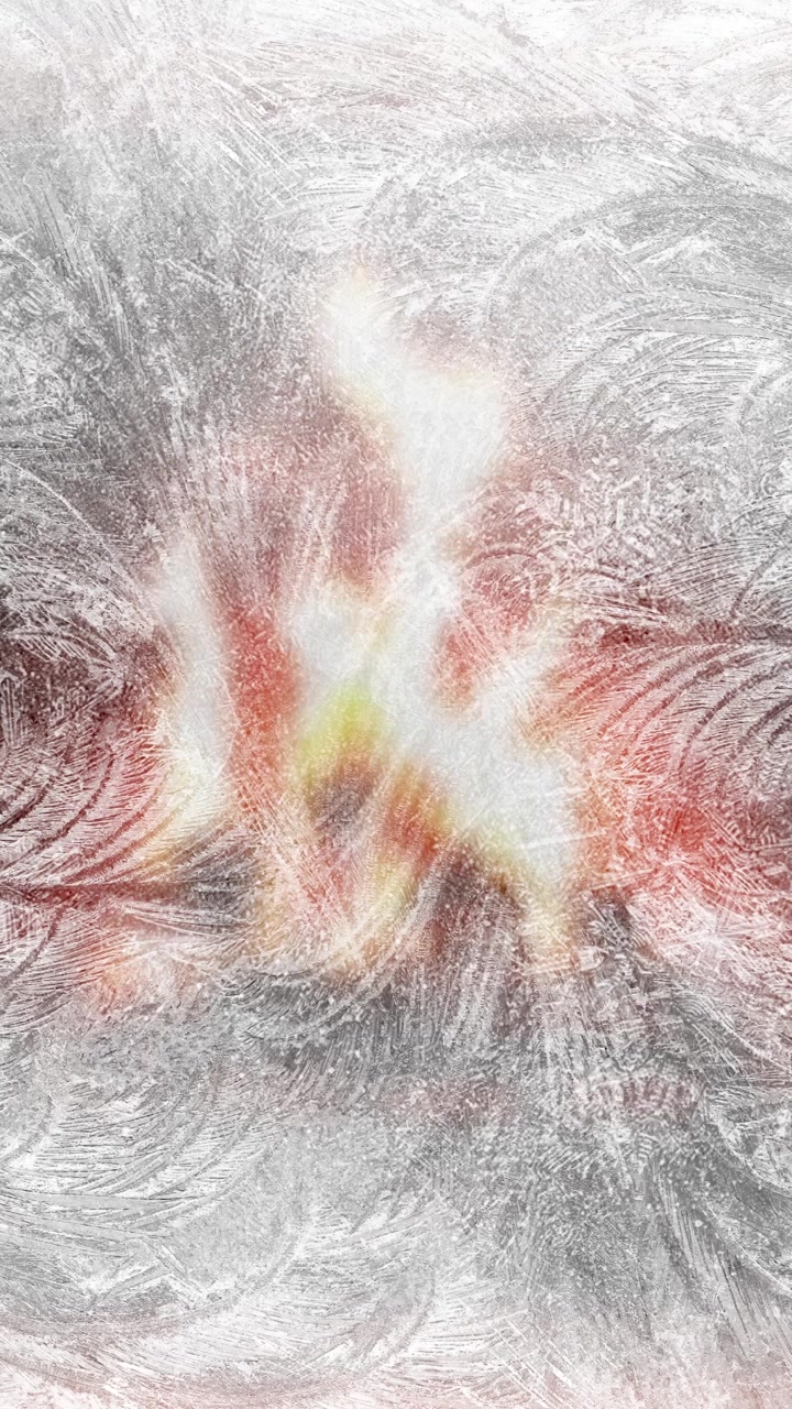 Cristalli di ghiaccio vorticosi su una finestra con sfondo sfocato di un camino. Magica atmosfera invernale. Loop continuo, formato verticale.