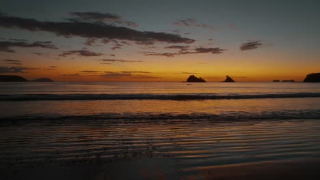 Sonnenuntergang-An-Einem-Wunderschönen-Strand-Mit-Ruhigen-Wellen-In-Guanacaste,-Costa-Rica---Luftdrohnenaufnahme
