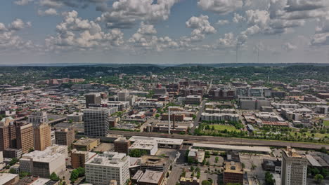 Birmingham-Alabama-Luftbild-V25-Überflug-über-Die-Innenstadt,-Brunnenhöhen-In-Richtung-Fünf-Punkte-Nach-Süden,-Aufnahme-Der-Städtischen-Stadtlandschaft,-Des-Eisenbahnparks-Und-Des-UAB-Campus-Bei-Tag-–-Aufgenommen-Mit-Mavic-3-Cine-–-Mai-2022