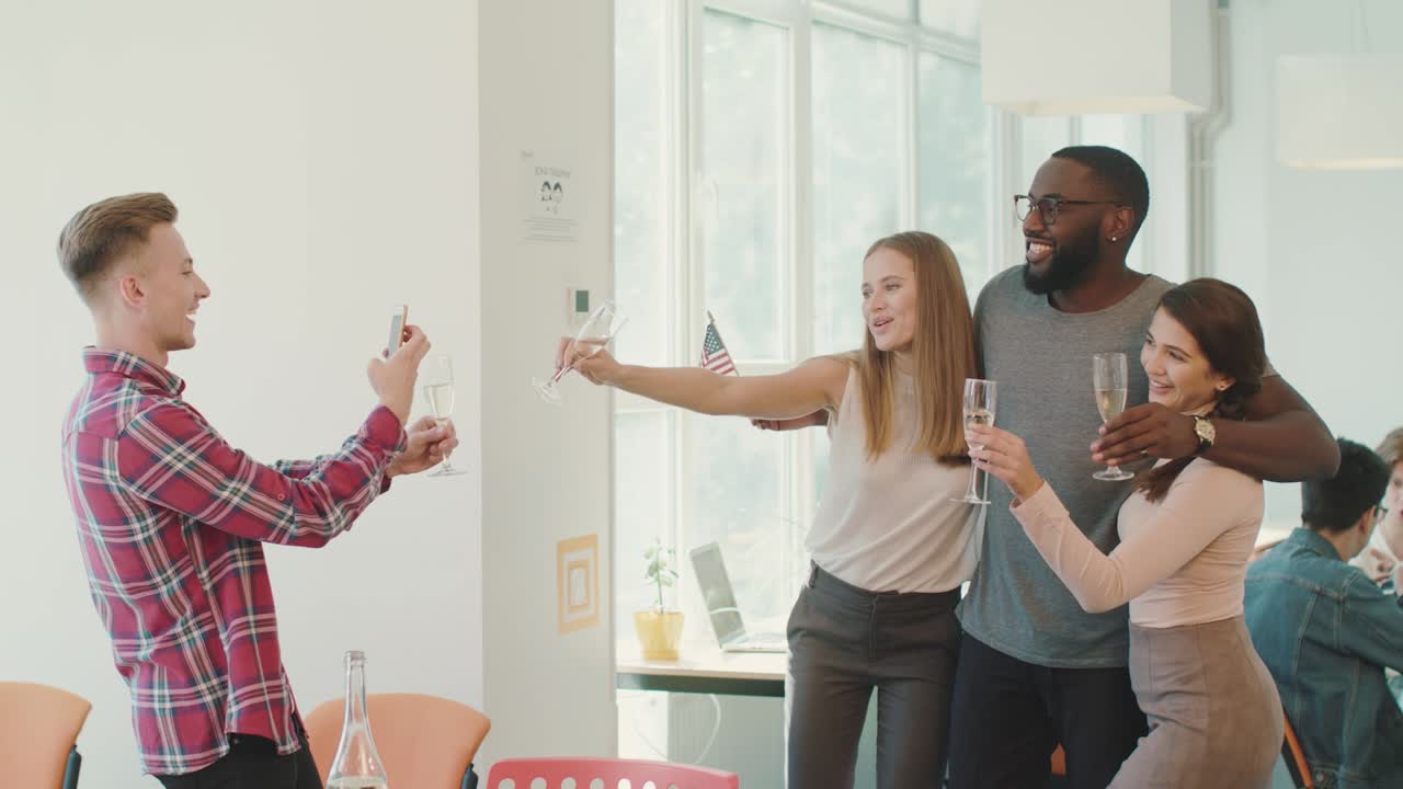 hombre feliz haciendo una foto en el coworking. hombre con bandera americana sonriendo para la foto.