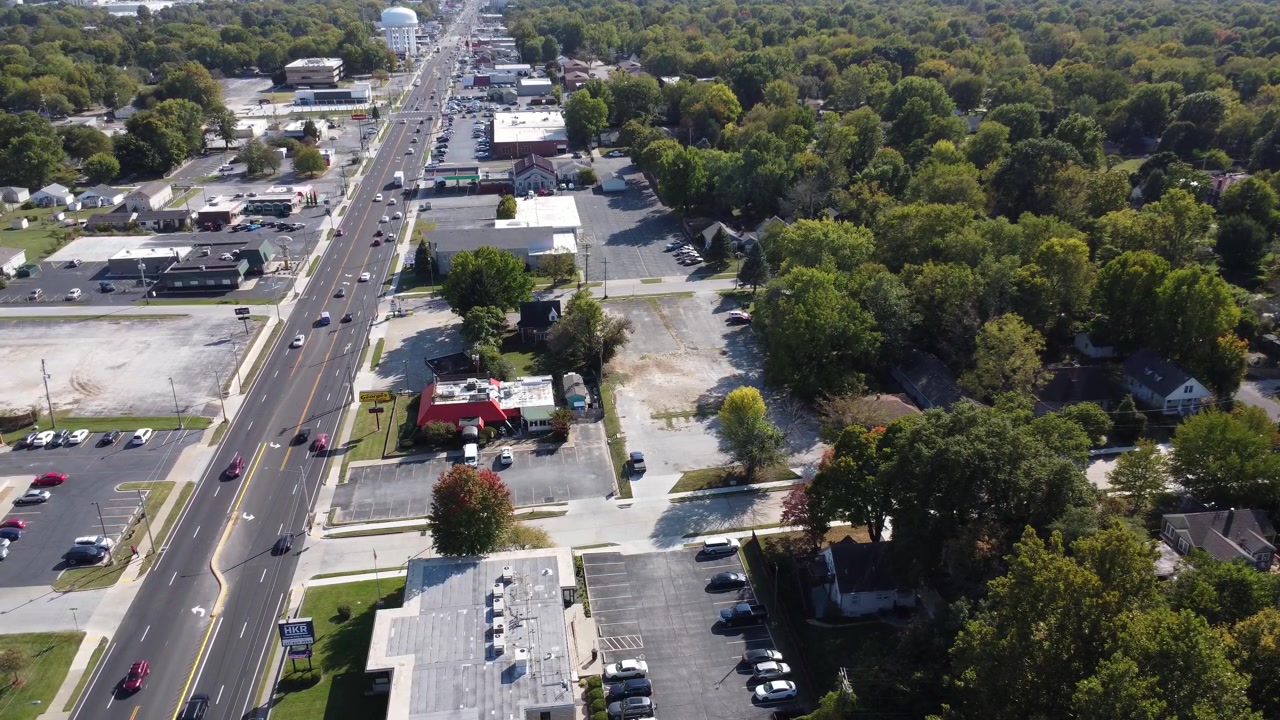 Riprese con drone dello storico corridoio della Route 66 vicino al Rail Haven Motel a Springfield, Missouri, che mostrano traffico, attività commerciali e sviluppo urbano