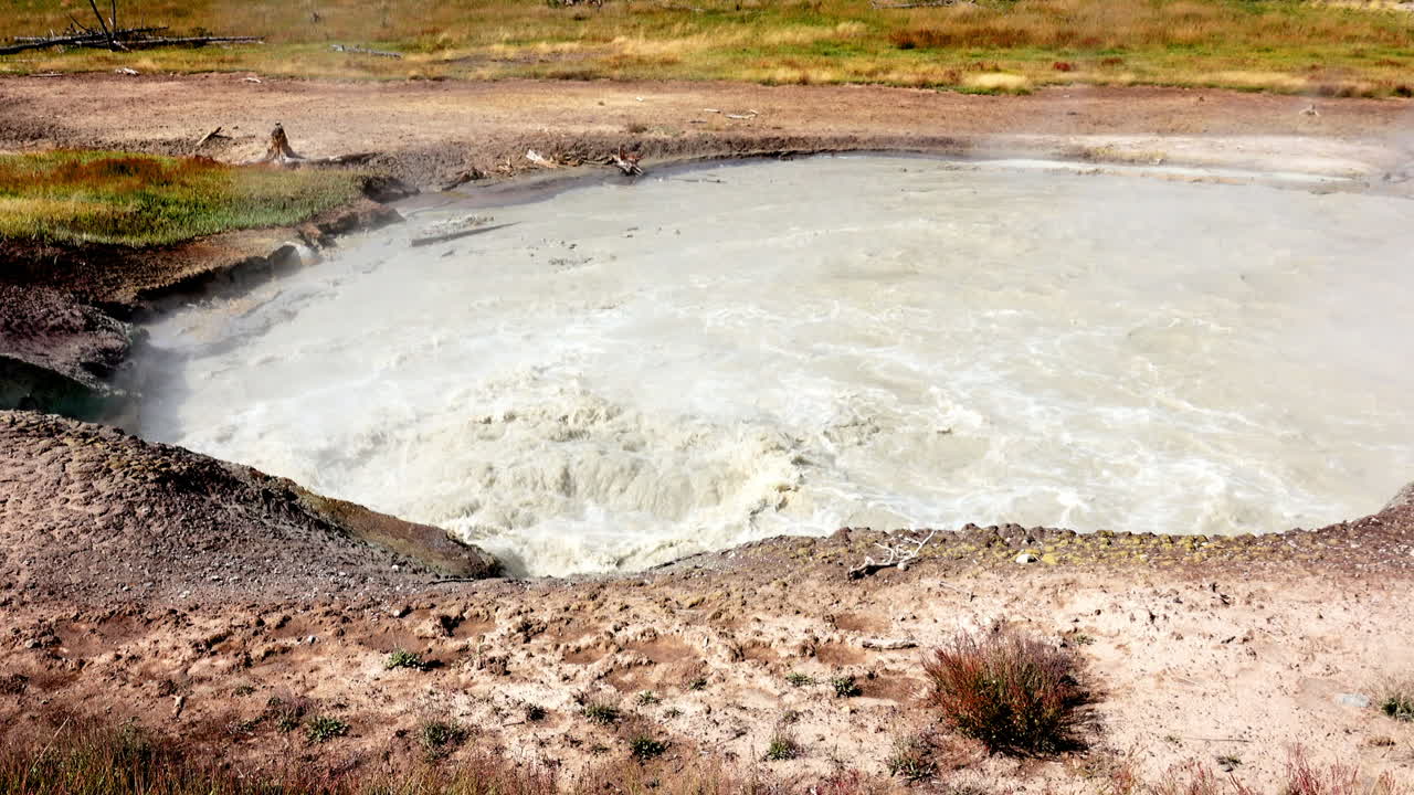 la toma larga se acerca al primer plano del agua hirviendo en las aguas termales del parque nacional de yellowstone