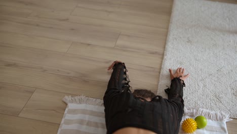 ejercicios de yoga y estiramiento en el hogar