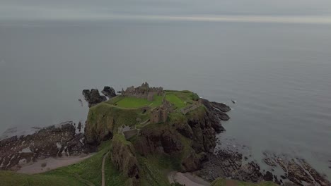 Castillo-De-Dunnottar-Por-Drone,-Escocia