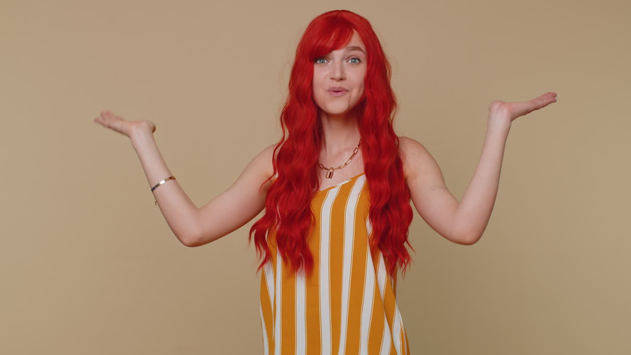 은 머리 여자 는 카메라 에 친절 하게 미소 짓고 손 을 흔들며 인사 나 작별 인사를 하고 환영 한다