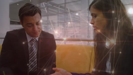 animación de la red de conexiones sobre diversos hombres y mujeres de negocios discutiendo en la oficina