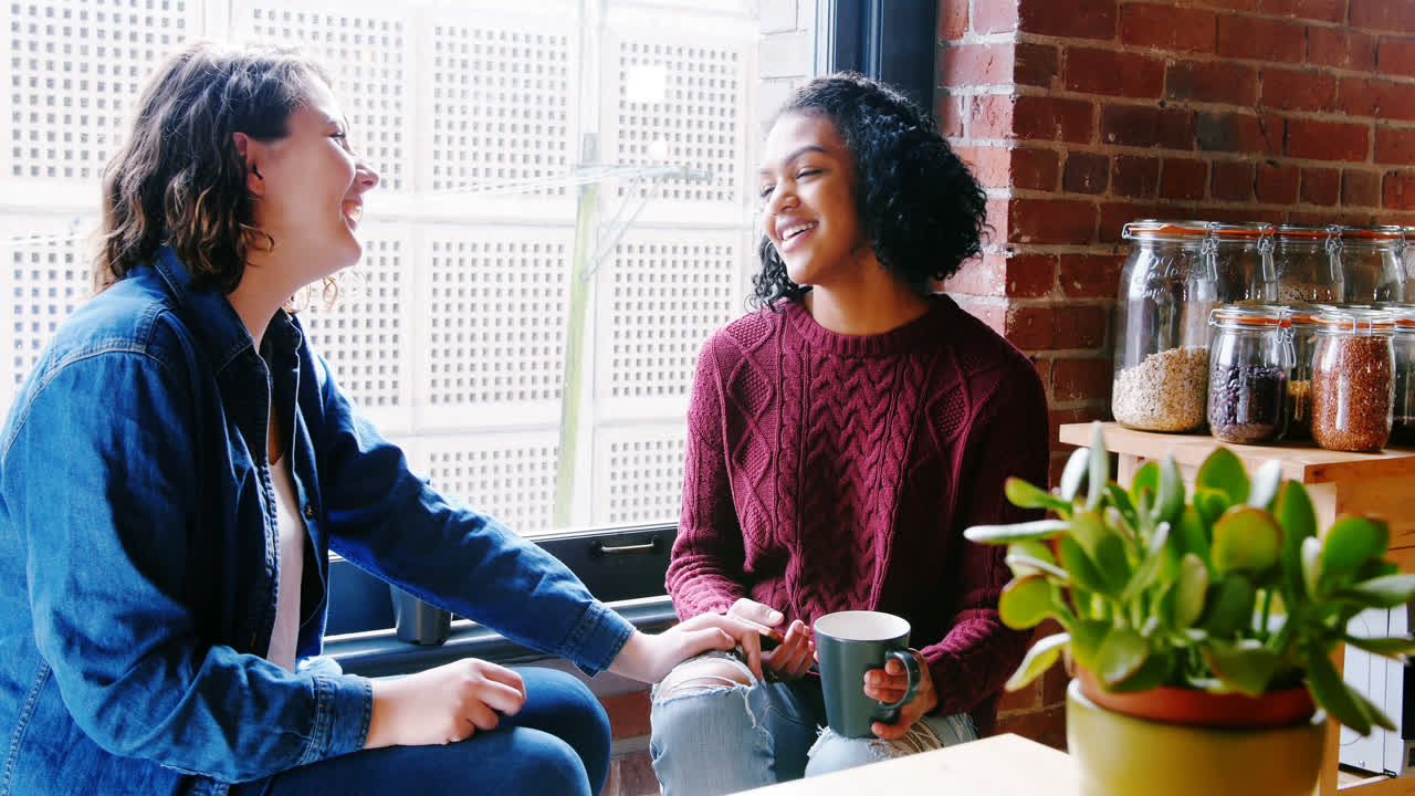 레즈비언 커플이 부 ⁇ 에서 서로 상호 작용하고 있습니다.