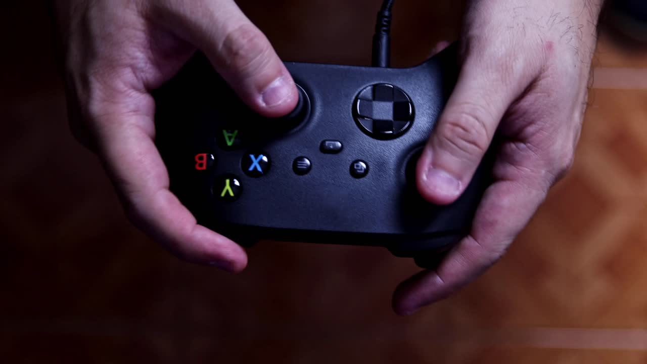 överhuvudskott av en mans händer