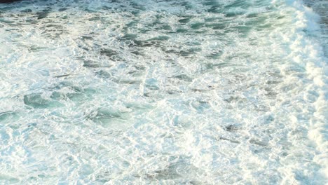 Wellen-Krachen-Gegen-Felsen-Auf-Den-Kanarischen-Inseln,-Teneriffa,-Statisch