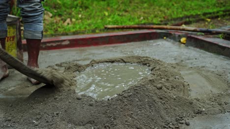 Barfußarbeit-Unter-Schlechten-Sicherheitsbedingungen-Auf-Einer-Baustelle-In-Indien-Beim-Mischen-Von-Zement