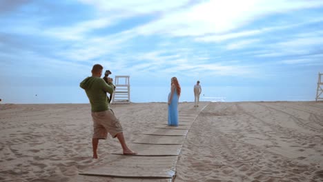 una pareja de amor tomando fotos en la playa. un fotógrafo profesional tomando fotos.