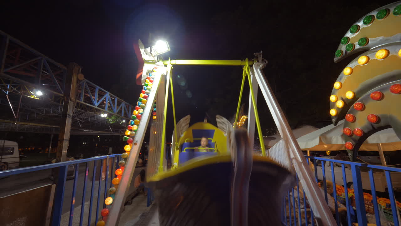 paseo en bote en un parque de atracciones