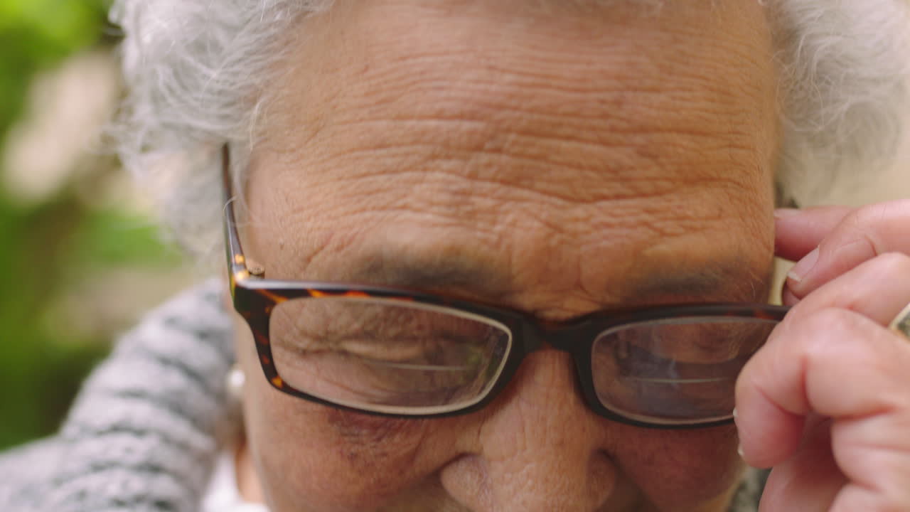 Volto di donna anziana con occhiali per la vista