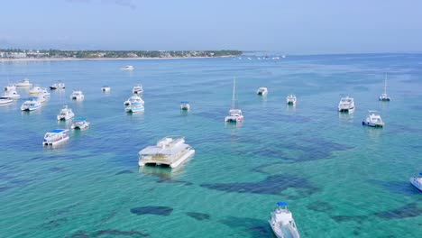 barcos flotando en el mar azul poco profundo en verano