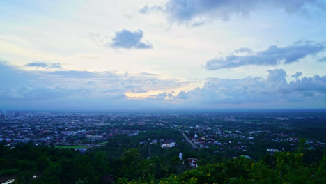 Zeitraffer-Hat-Yai-Stadtskyline-Mit-Dämmerungshimmel-Bei-Songkhla-In-Thailand