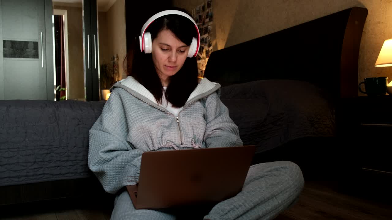 Mujer freelance trabajando en equipo portátil en casa