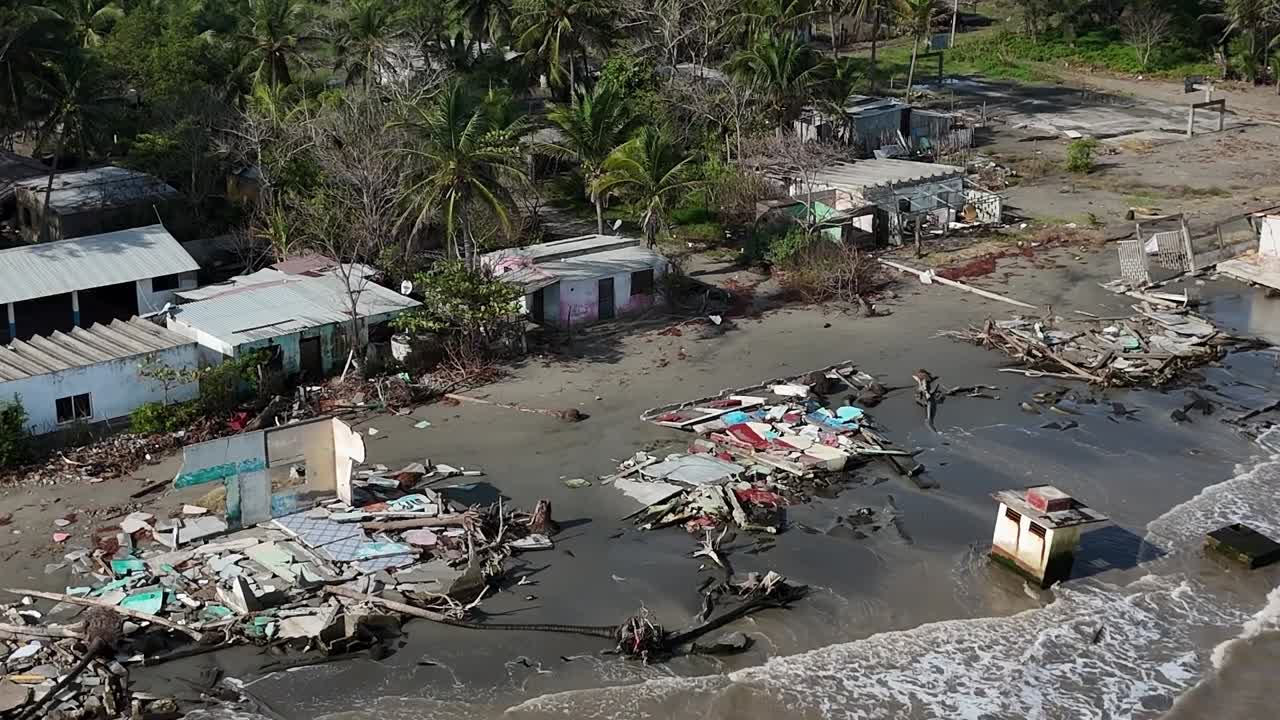 Vista aérea de pequenas casas afetadas pela elevação do nível do oceano devido às mudanças climáticas