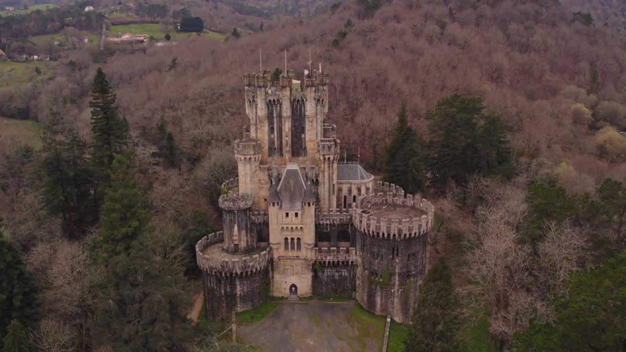 Vista aerea del Castello di Butrón con Gatika, castello medievale, che mostra un vivace paesaggio suggestivo in Spagna.