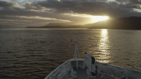 crucero al atardecer con montañas al fondo