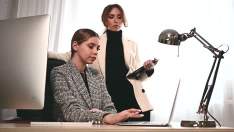 mujeres jóvenes adultas atractivas trabajan juntas en la oficina en una reunión. un nuevo empleado consulta con un mentor y presenta un nuevo proyecto. concepto de espacio abierto para el trabajo en equipo