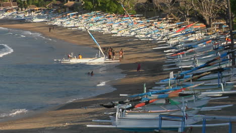 Bunte-Boote-Werden-In-Indonesien-An-Einem-Strand-Entlang-Gezogen