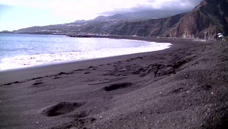 playa de arena negra en la palma en islas canarias, españa