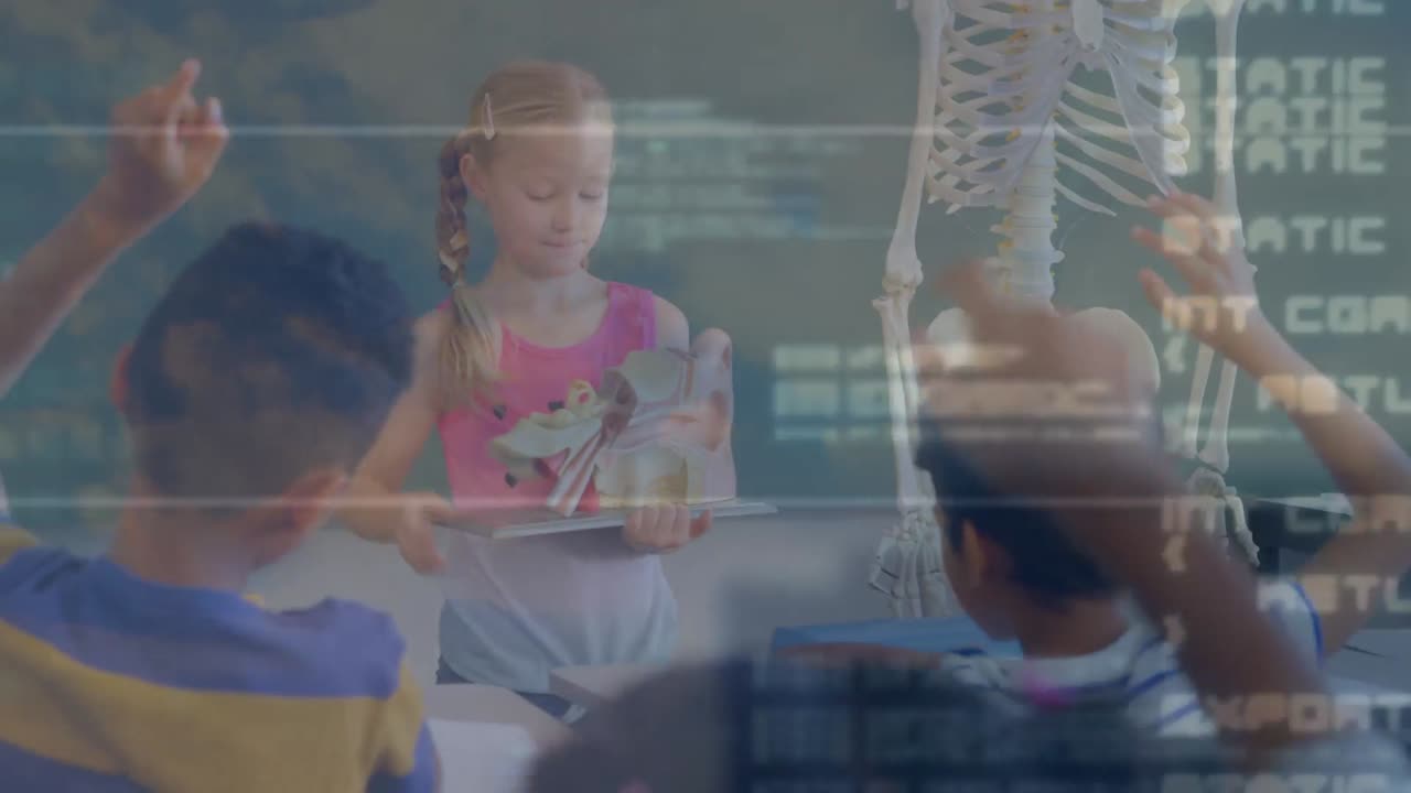 animación del procesamiento de datos sobre chica caucásica haciendo presentación y clase de alumnos diversos