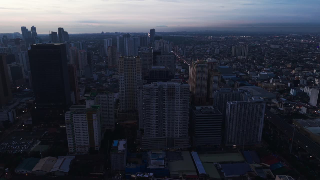 Paisagem urbana aérea de arranha-céus em Makati, Filipinas, ao crepúsculo, sob a luz do entardecer.