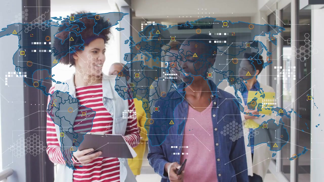 La donna a sinistra che gesticola e parla per lavoro, avviando una sovrapposizione di mappa dati dell'ufficio che appare gradualmente sul tablet.