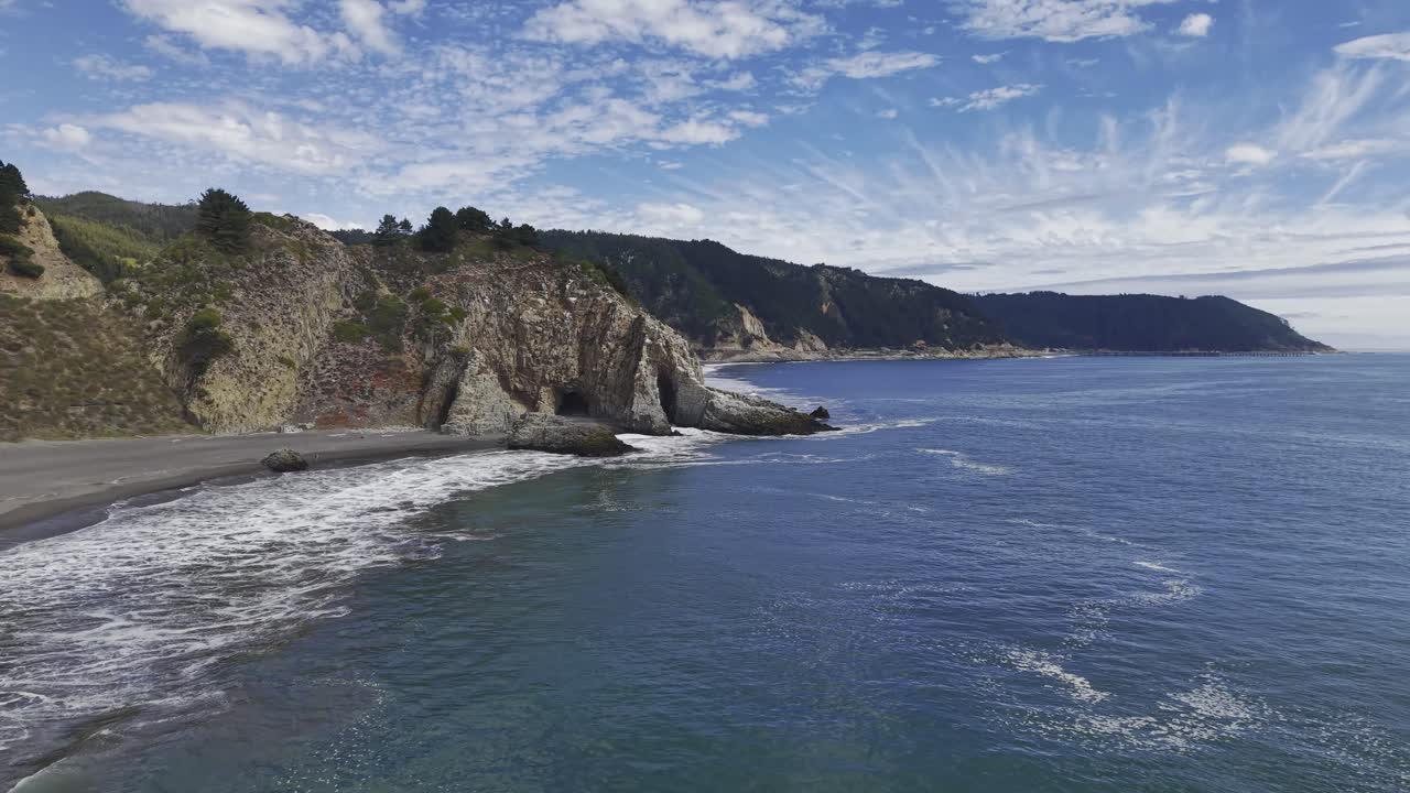 Costa rocciosa con una roccia a forma di elefante a Constitución, Cile. (Piedra del Elefante) una caletta di sabbia e acque più calme della baia sotto un cielo coperto, Cile, 4K